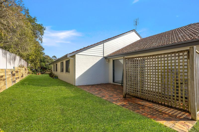 Light-filled Villa with Fresh Style and Lakeside Living