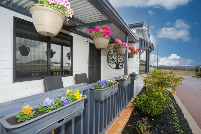 Beautifully Presented Smart Home plus Golf Buggy