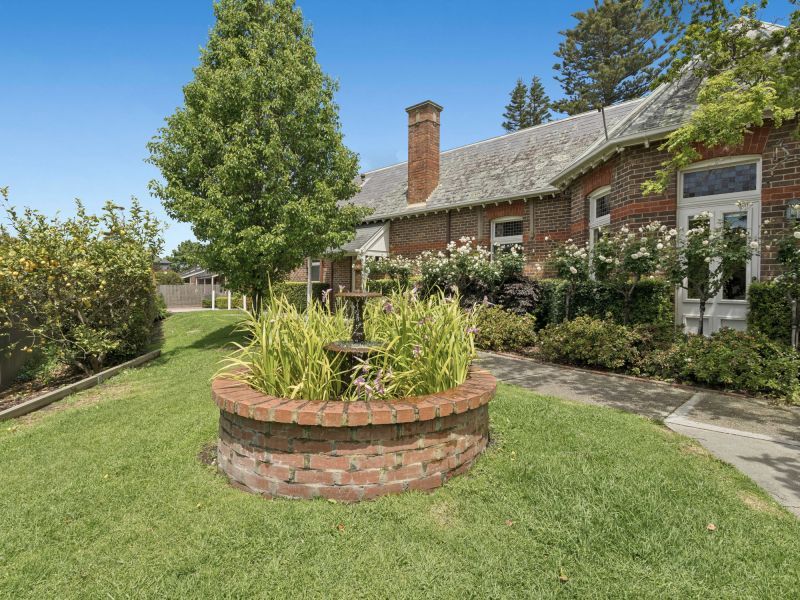 Spacious, light-filled 2br unit with bay windows & garden views