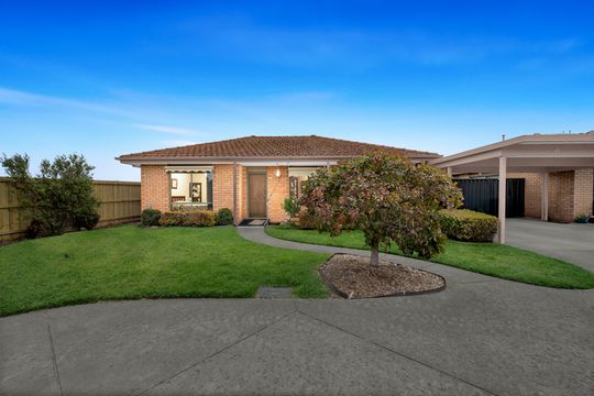 Relaxed Over-55s Living Beside the Botanic Gardens