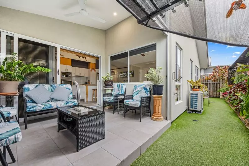 Stunning Tropical Hideaway!