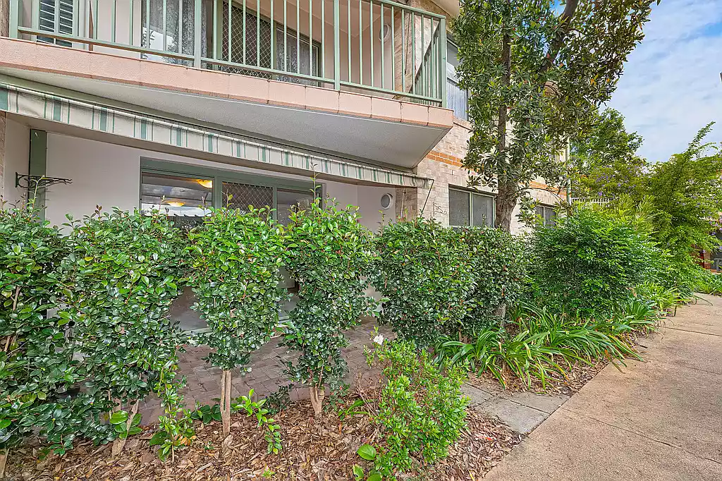 Garden setting North facing ground level unit