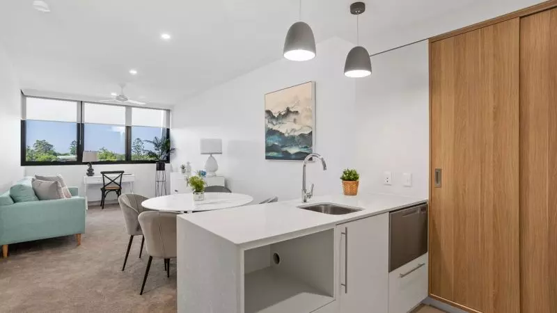 A light and airy top floor, north facing apartment with city views