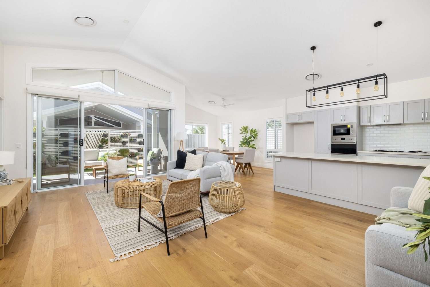 Elegant Three-Bedroom Retreat - Sunlit Alfresco Living