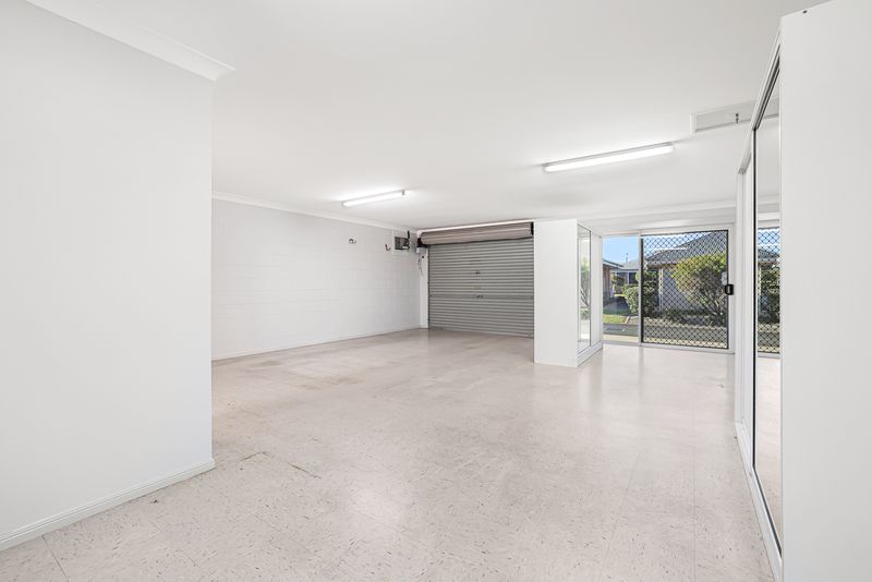 Sunlit Corner Unit with Extra Living Space in Quiet Cul-de-sac