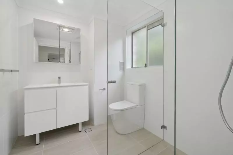 Light-filled apartment with a verdant view