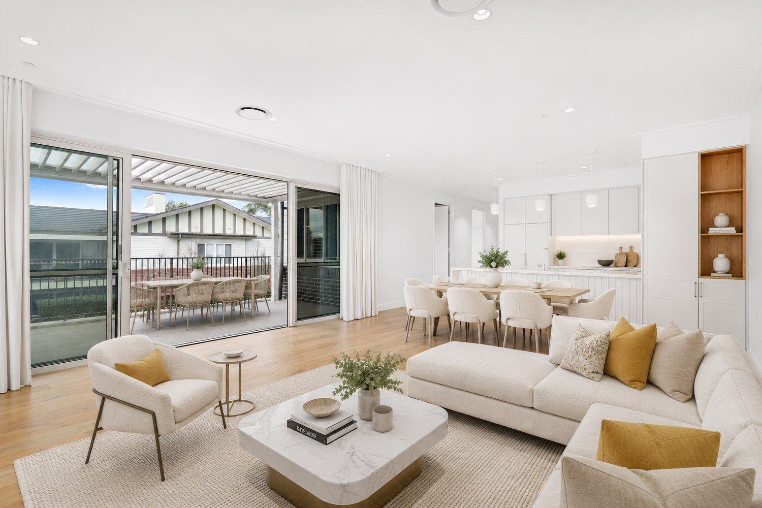 Elegant three-bedroom apartment with study in Gordon Quarter