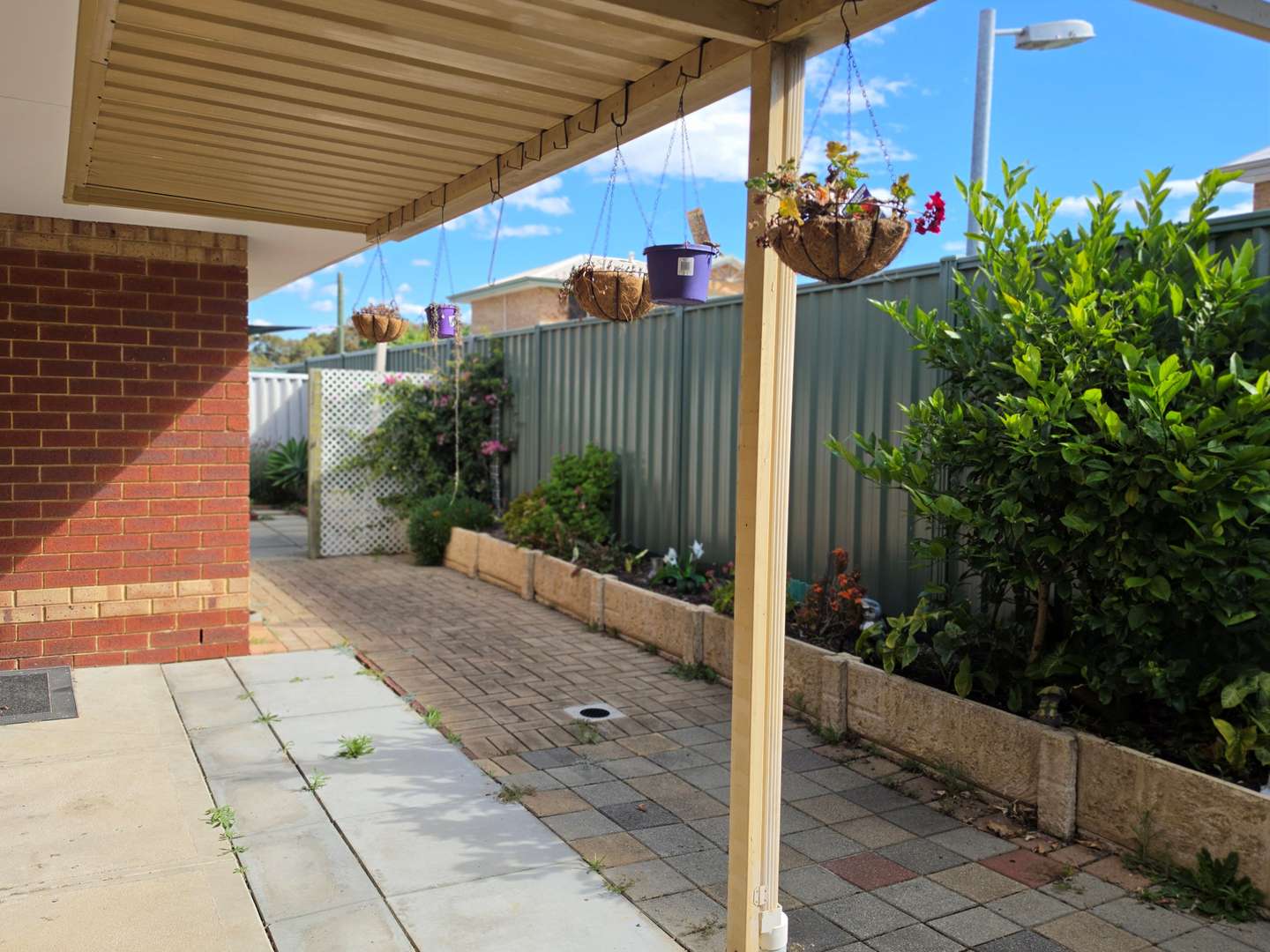 Welcoming two bedroom Vila - Perfect location in Bentley (refurbished before settlement)