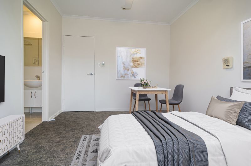 Lovely, bright apartment with entry to courtyard