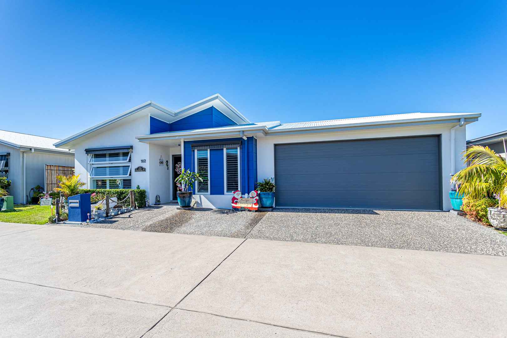 Palm Lake Resort Fern Bay- Close to amenities