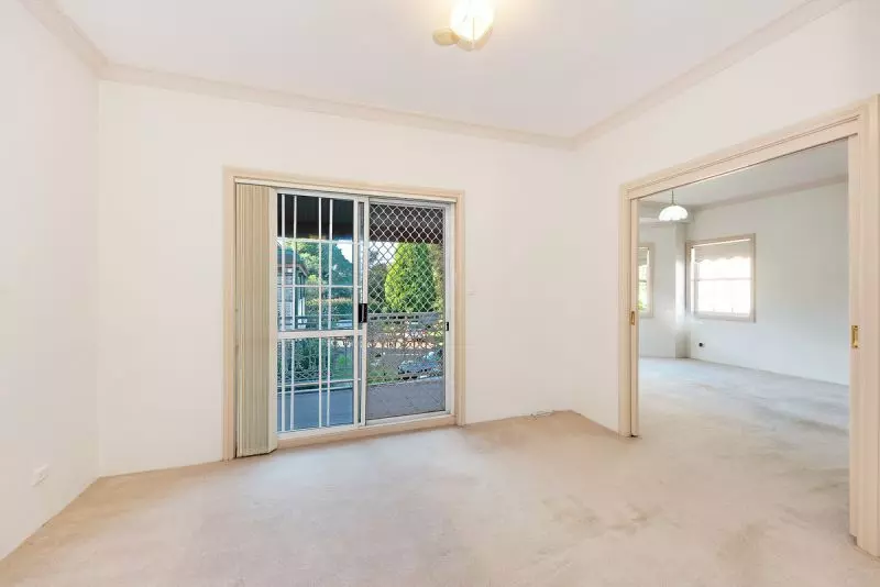 PREMIER,  SPACIOUS ONE BEDROOM APARTMENT