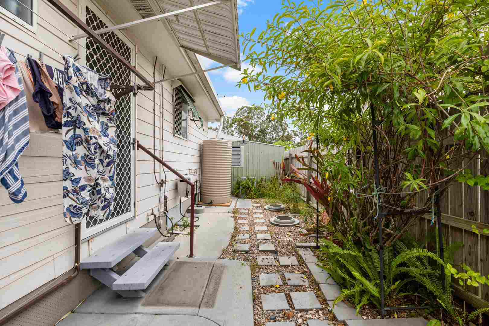 Sit on the balcony and watch the world go by and freshly painted too!!!
