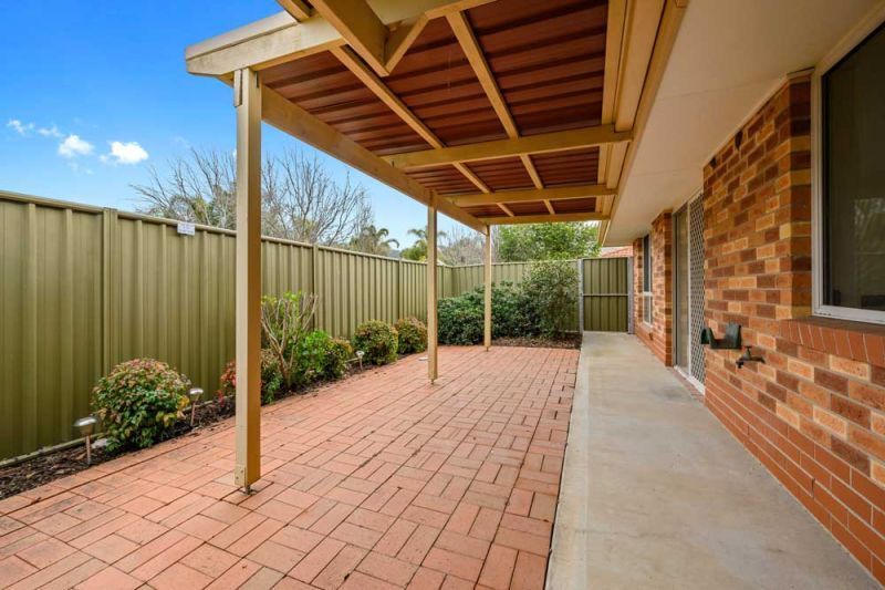 Lovely unit located in a quiet Court.