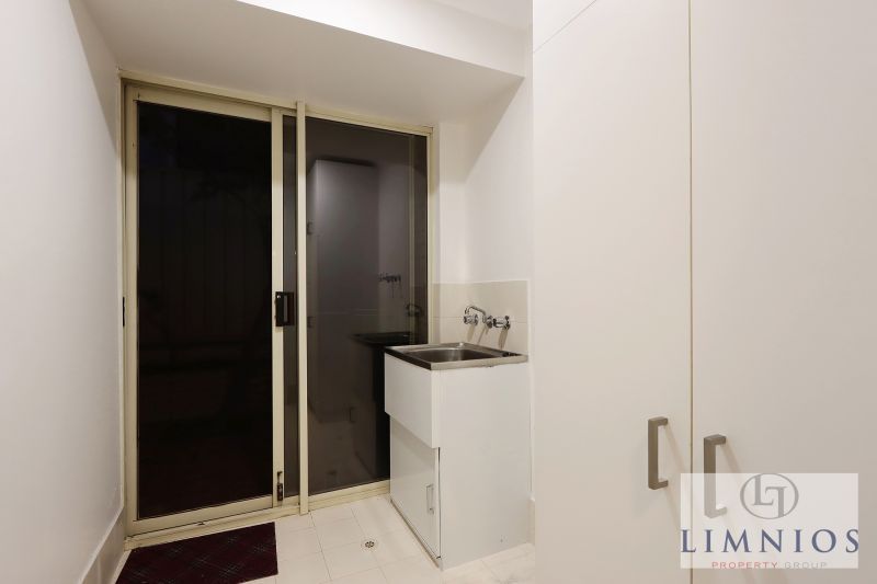 Street Front Home In Quiet Cul - De - Sac