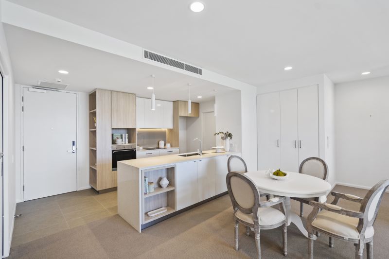 A beautiful ground floor unit with a large separate living and dining space. A unique opportunity having North, East and West aspects.