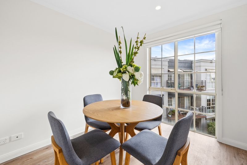 Bright, Contemporary Living with Open-Plan Style