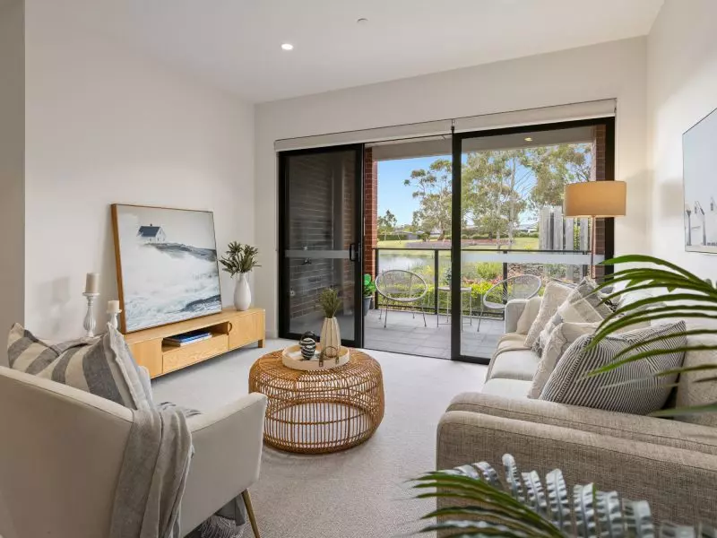 UNDER OFFER Light-filled ground floor apartment with lagoon views!
