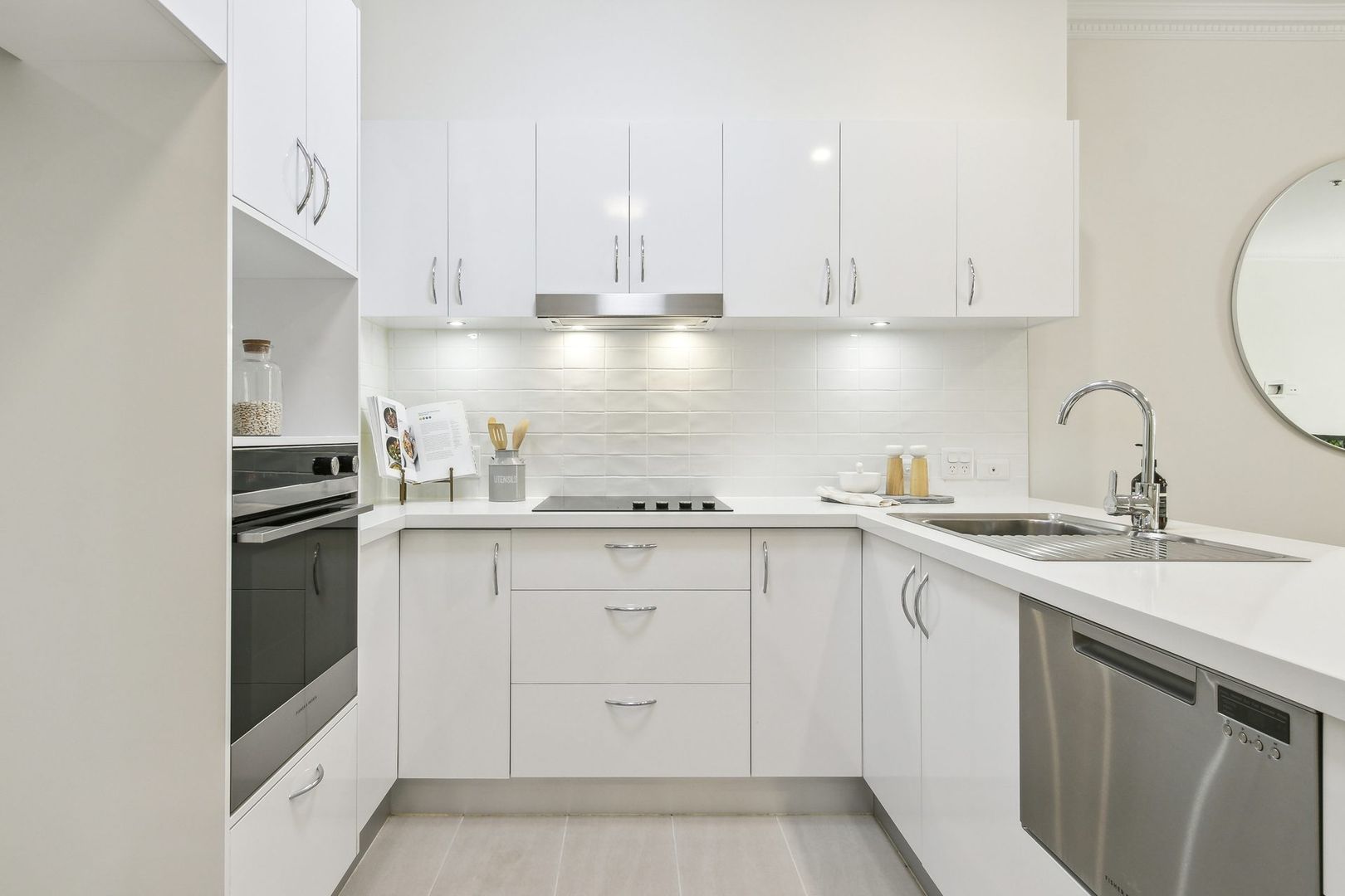 Spacious ground-floor apartment opening onto beautiful garden setting