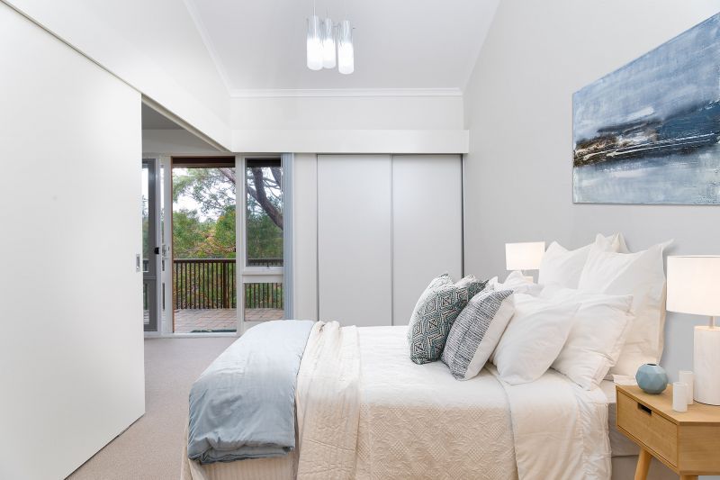 A home among the gum trees - Stunning outlook over Cromer Valley awaits new retirees!