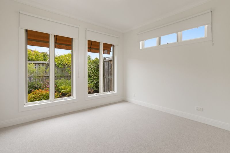 Impressive Villa with Vaulted Ceilings and Private Courtyard