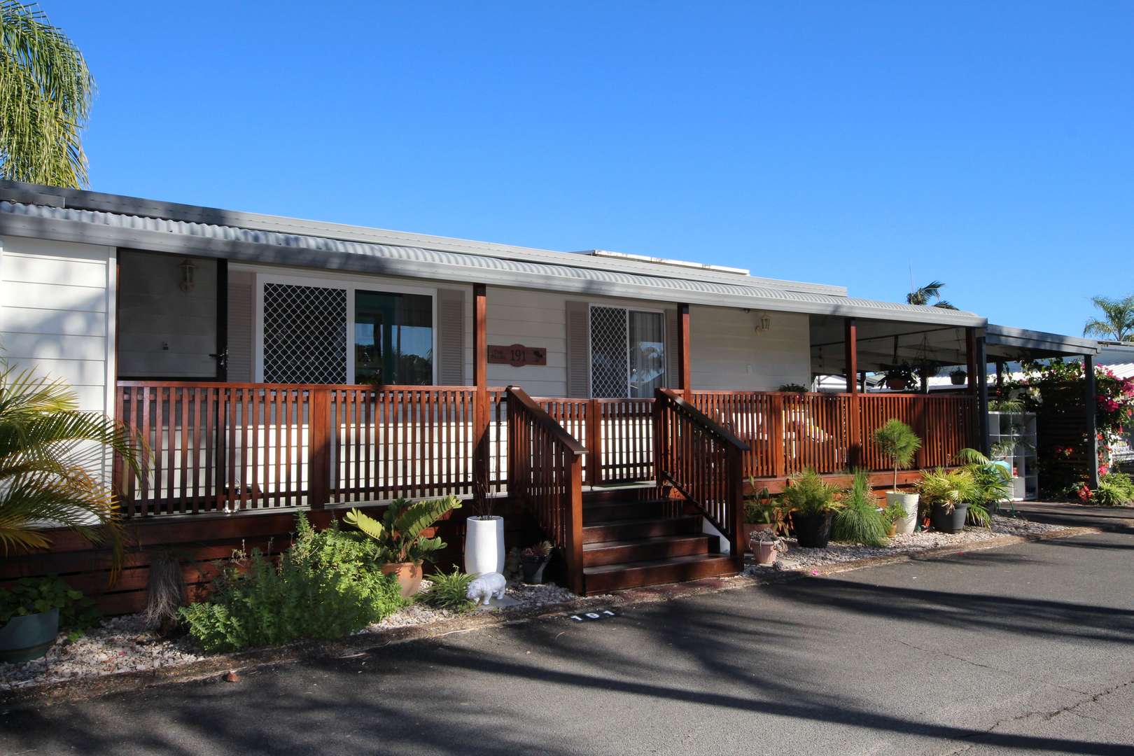 Large 2 Bedroom Overlooking the pool