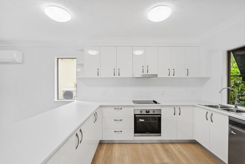 Large ground-floor 2-bedroom villa on corner