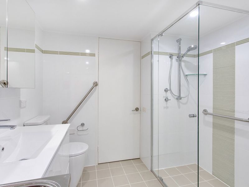 Sunlit villa – ground-floor, light-filled living