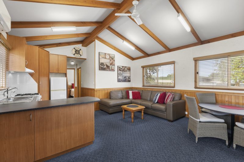 Cheerful 2 Bedroom Home- Ready for its new Owners!