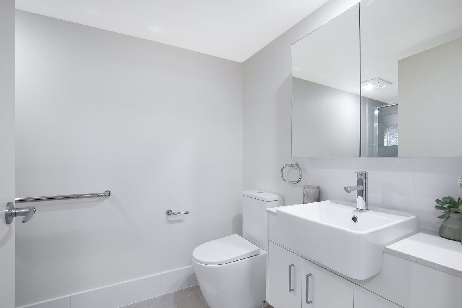 Modern 1 bedroom and study villa - available now