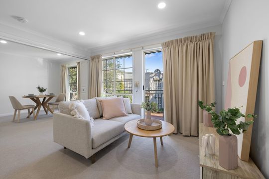 Sunlit Apartment with Lovely Pond Views