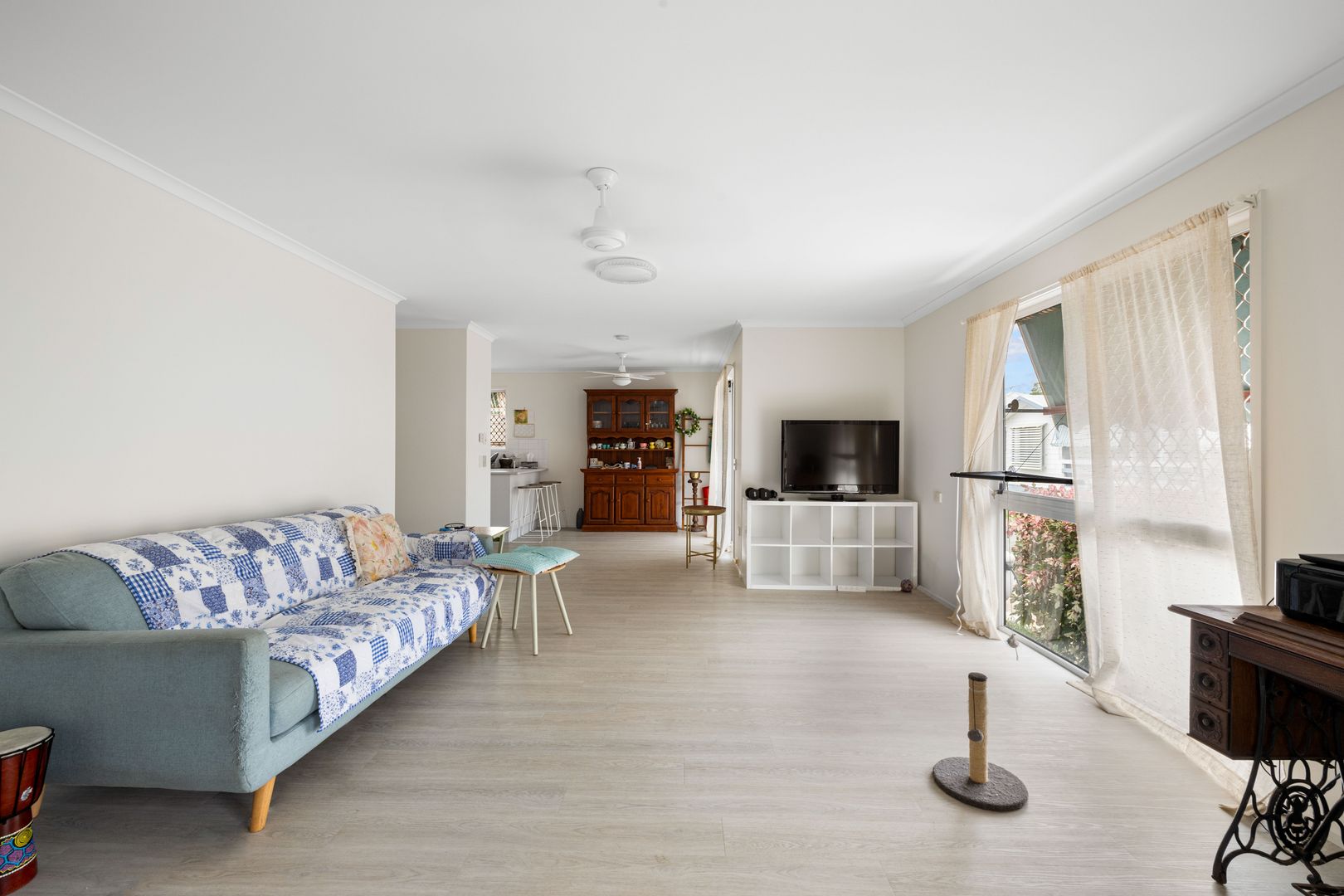 Sit on the balcony and watch the world go by and freshly painted too!!!