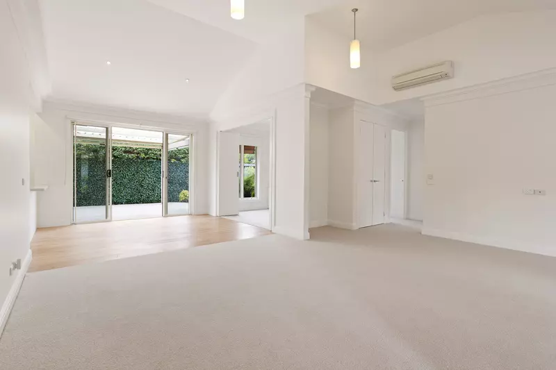 Impressive Villa with Vaulted Ceilings and Private Courtyard