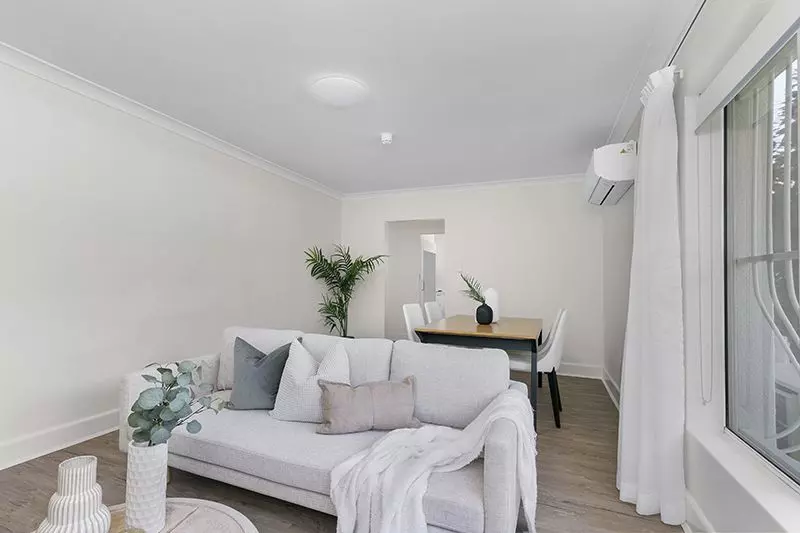 Exquisitely renovated 2 bedroom unit with well-sized living area and spacious kitchen.