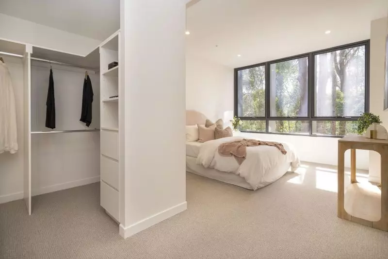 Well-positioned apartment boasting a roomy balcony