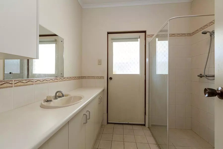 One Bedroom w/- Sunroom - close to Main Street