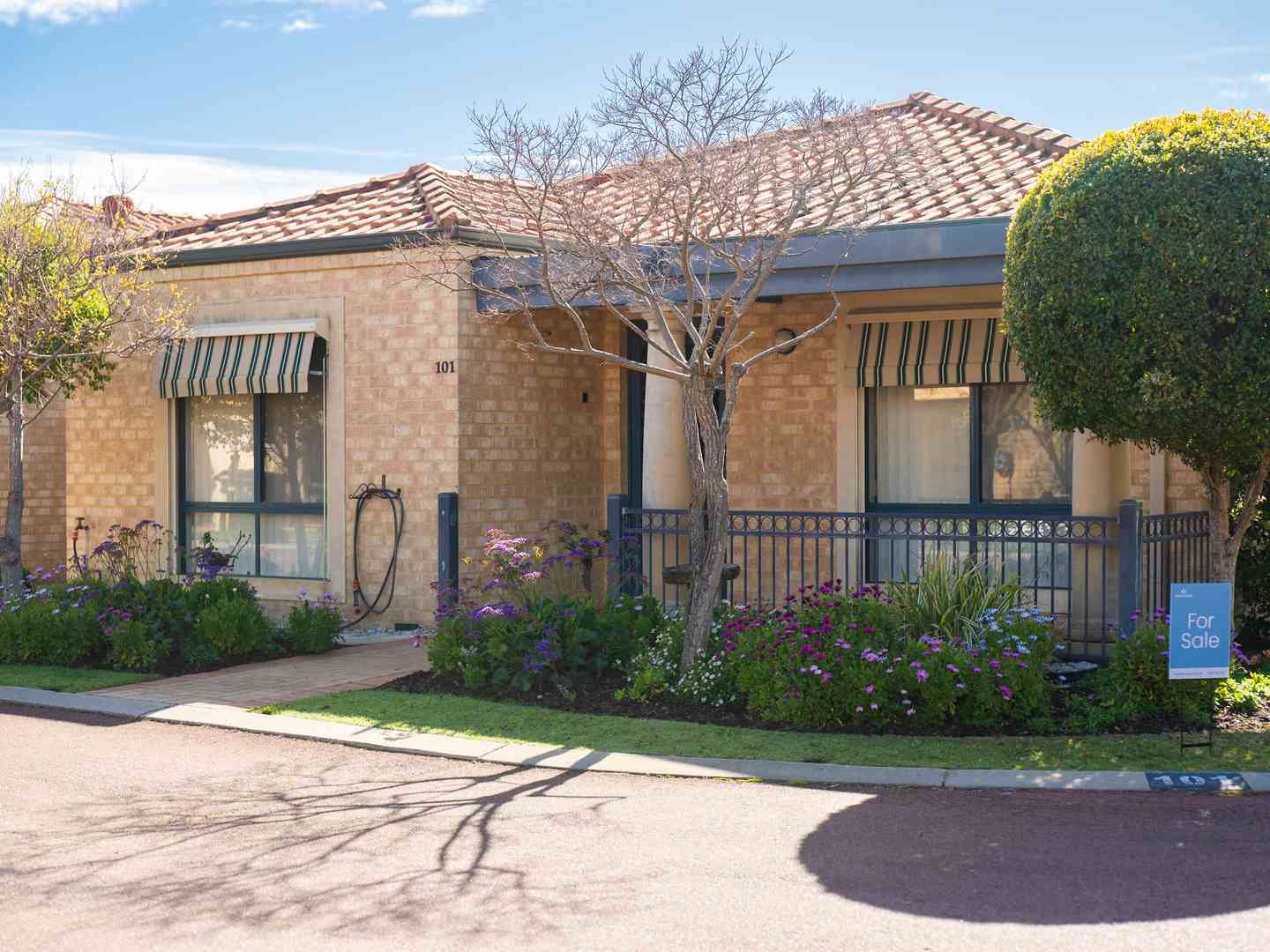 Light filled corner villa with north-facing courtyard