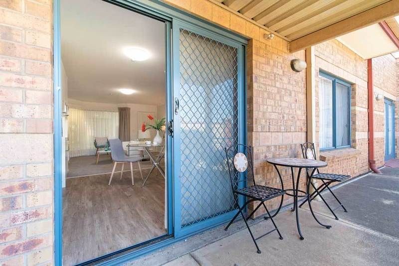 Light, bright & stylish apartment with Bay views.