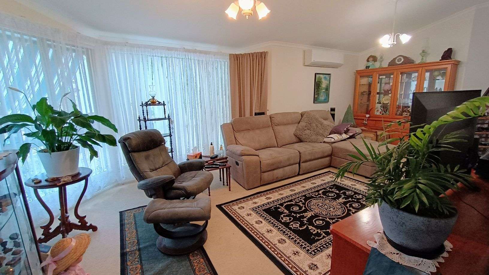 Faringdon Village NOTHING TO DO MOVE RIGHT IN - SPACIOUS & ROOMY 