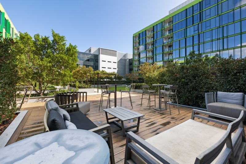 Great Location, Modern & Professional Lifestyle!