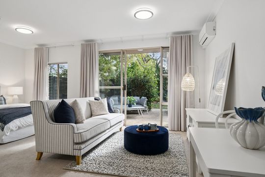 Light-filled apartment with a verdant view