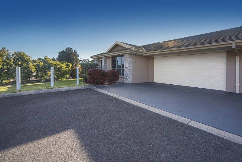 Spacious Coastal Villa with Large Yard and Entertaining Area