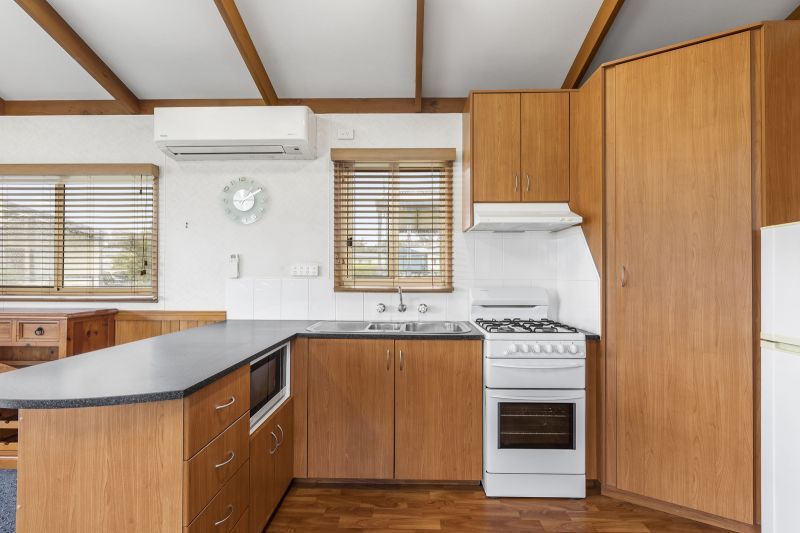 Cheerful 2 Bedroom Home- Ready for its new Owners!