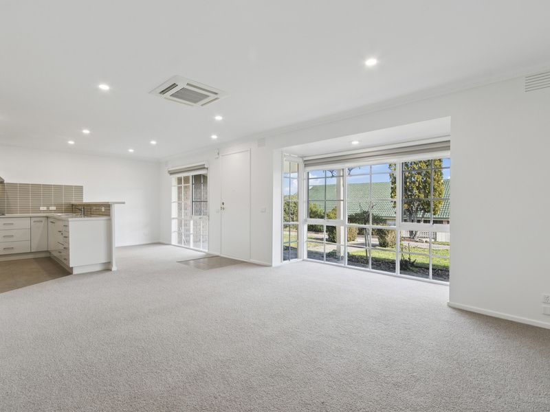 Beautifully Presented Villa with Spacious Yard in Prime Location