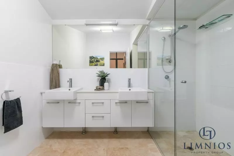 Warehouse Terrace Style Apartment With 3 Bedrooms Plus a Study!!