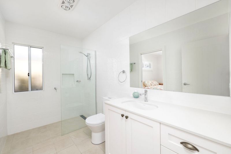 Elegant Three-Bedroom Retreat - Sunlit Alfresco Living!