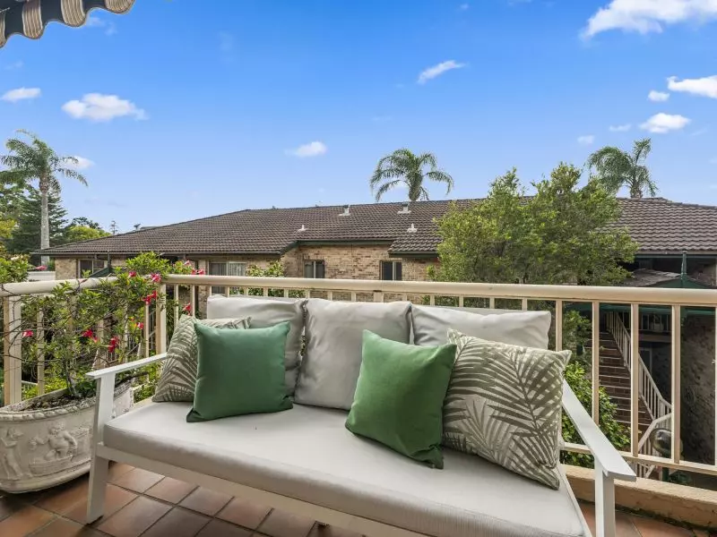 Light-filled apartment with a verdant view