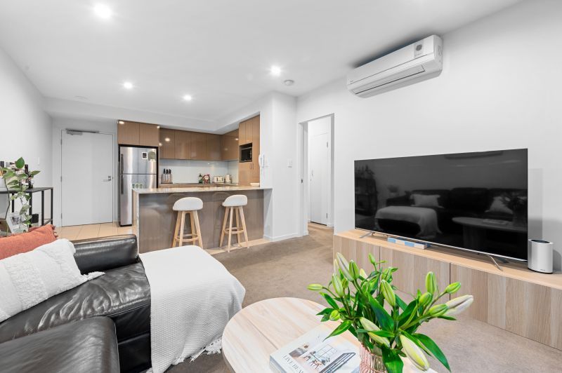 Top Floor Apartment With Spectacular Views!