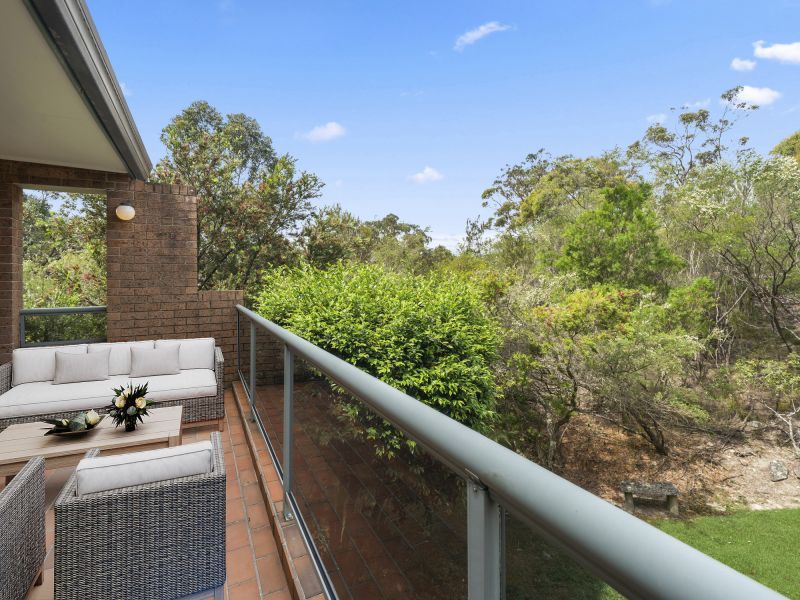 Beautifully updated unit in prime 'top of the village' location