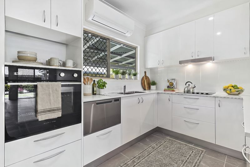 Two-bedroom villa with en-suite and garage