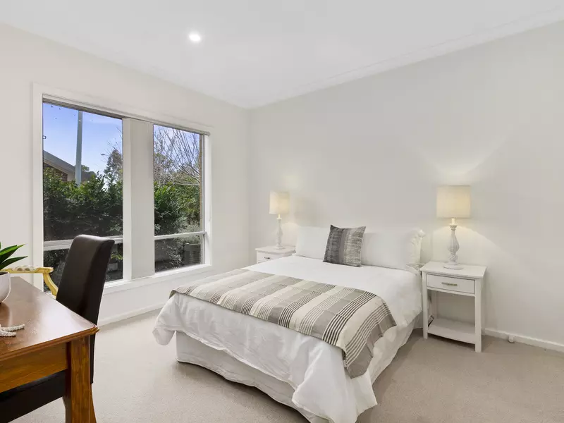 Bright, Stylish Home with Lovely Garden Outlook